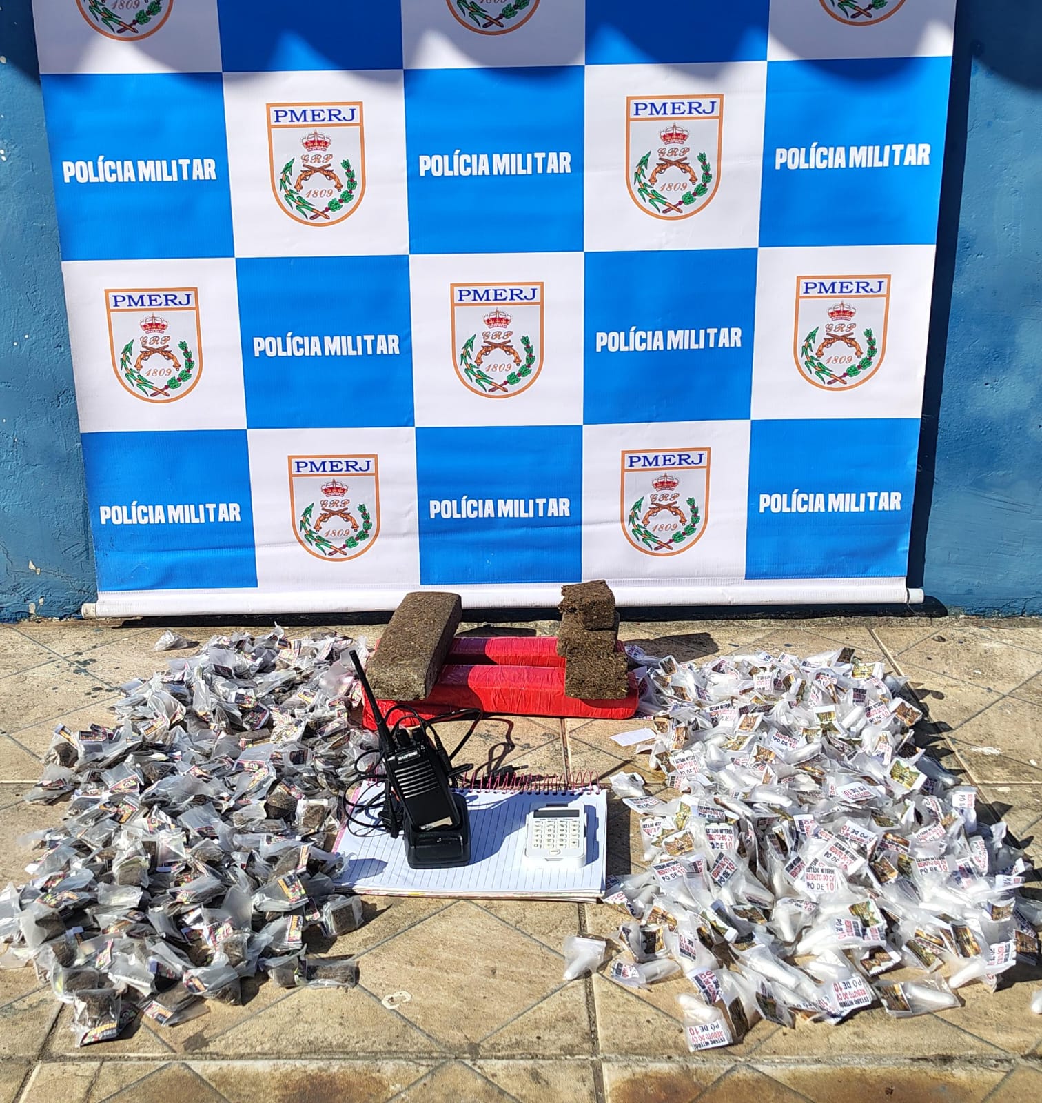 Batalhão de Niterói faz apreensão de drogas no Morro do Estado após informação do Disque Denúncia 